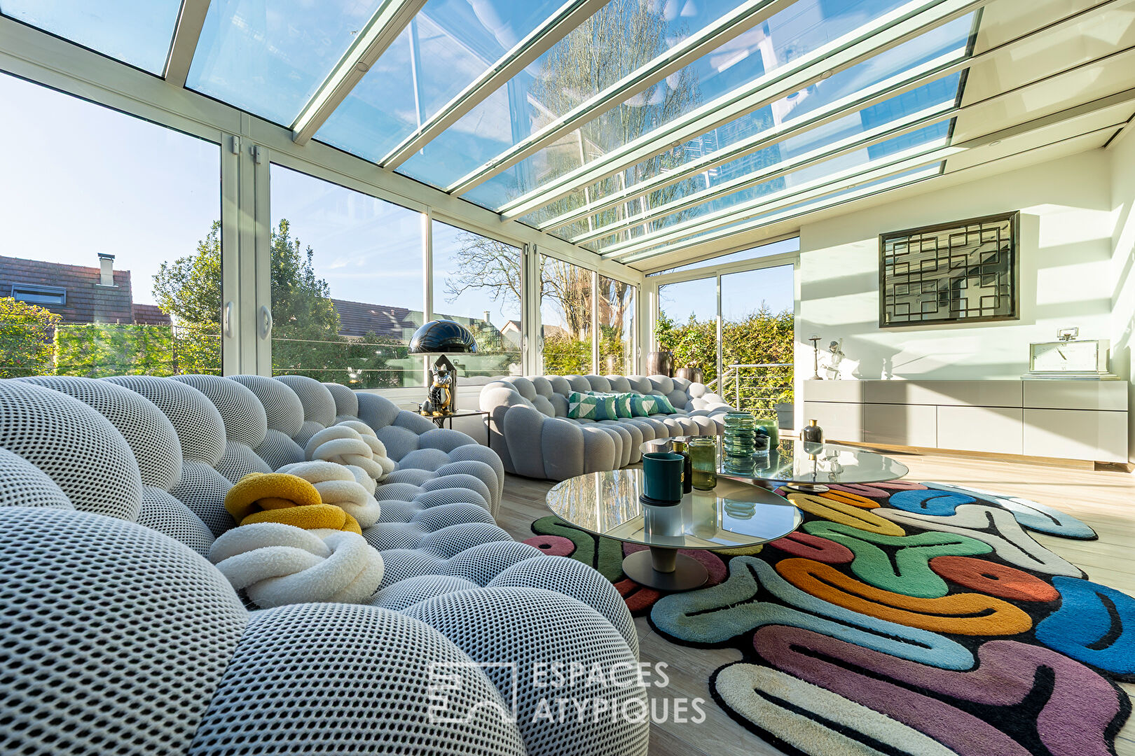 La maison contemporaine avec véranda et cave