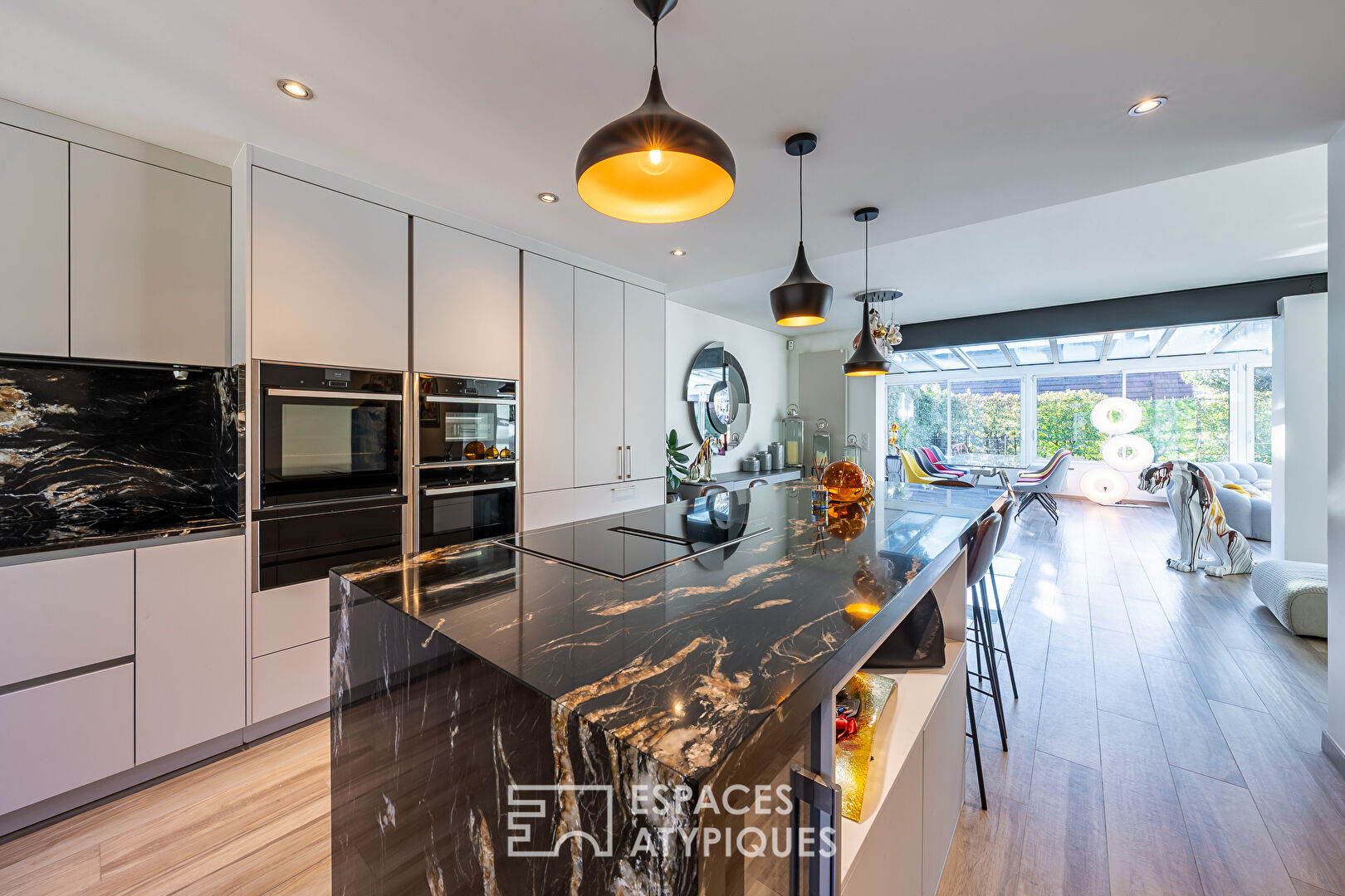 La maison contemporaine avec véranda et cave