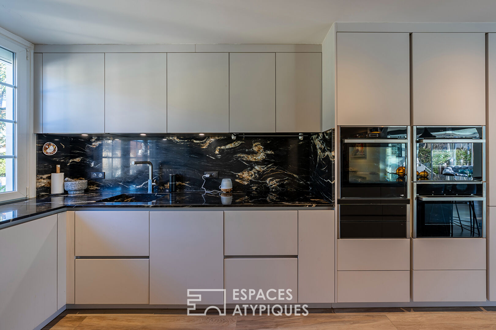 La maison contemporaine avec véranda et cave