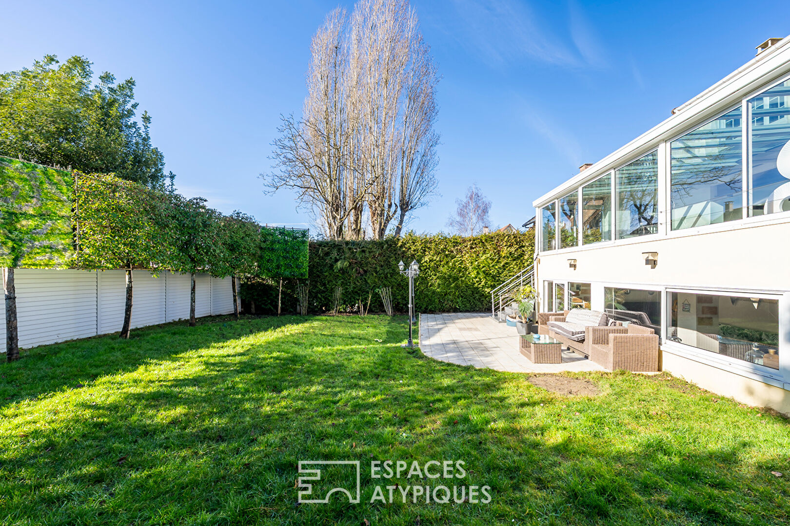 La maison contemporaine avec véranda et cave