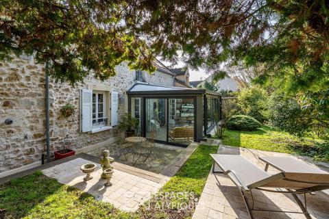 Corps de ferme rénové au coeur du village et son jardin secret