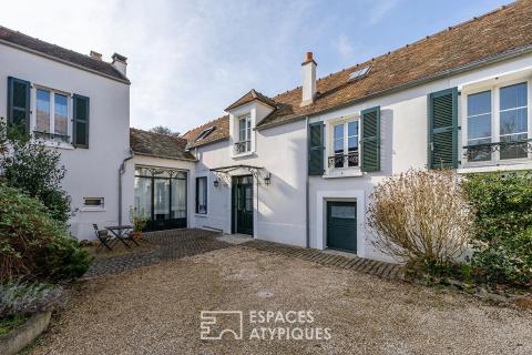 Corps de ferme rénové au coeur du village et son jardin secret