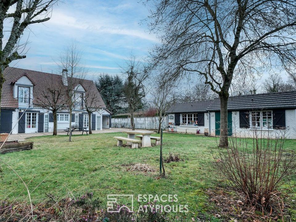 Maison années 70 avec une dépendance sur un parc arboré