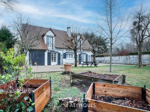 Maison années 70 avec une dépendance sur un parc arboré