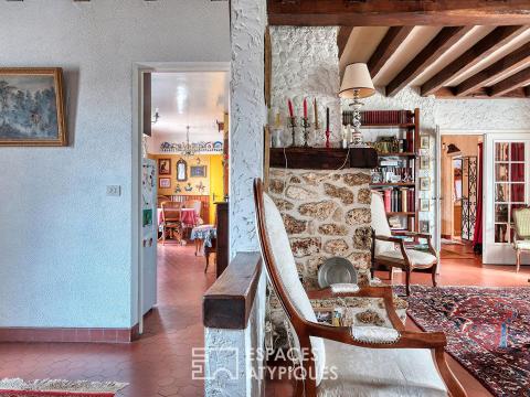 Maison en pierre et sa dépendance sur un parc arboré