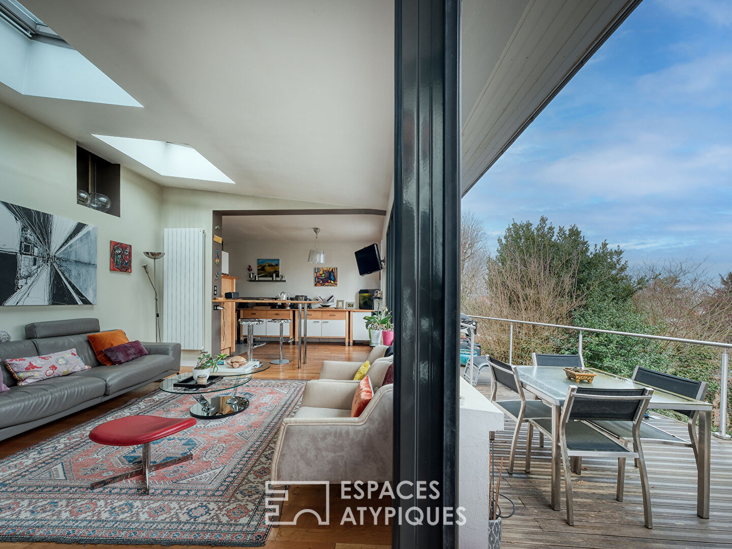 Maison familiale bourgeoise avec grande pièce de vie, jardin et proximité gare.