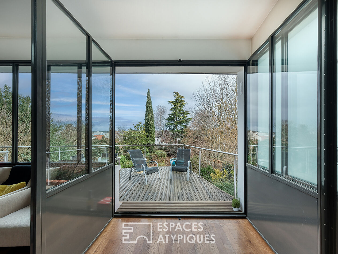 Maison familiale bourgeoise avec grande pièce de vie, jardin et proximité gare.