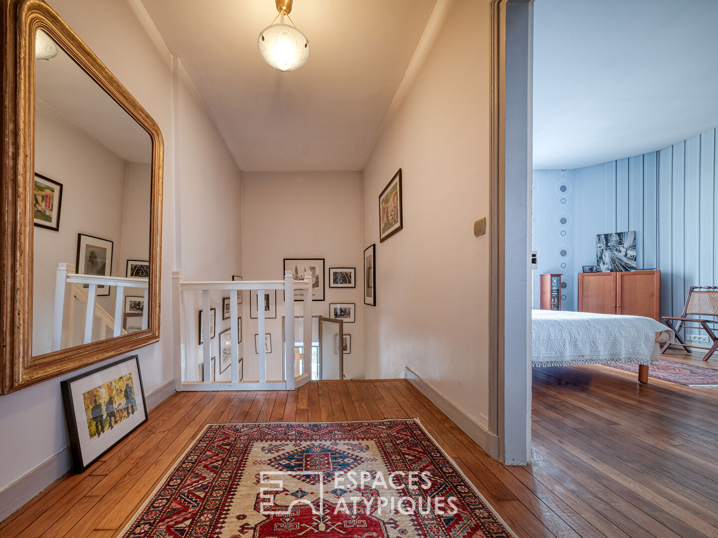 Maison familiale bourgeoise avec grande pièce de vie, jardin et proximité gare.