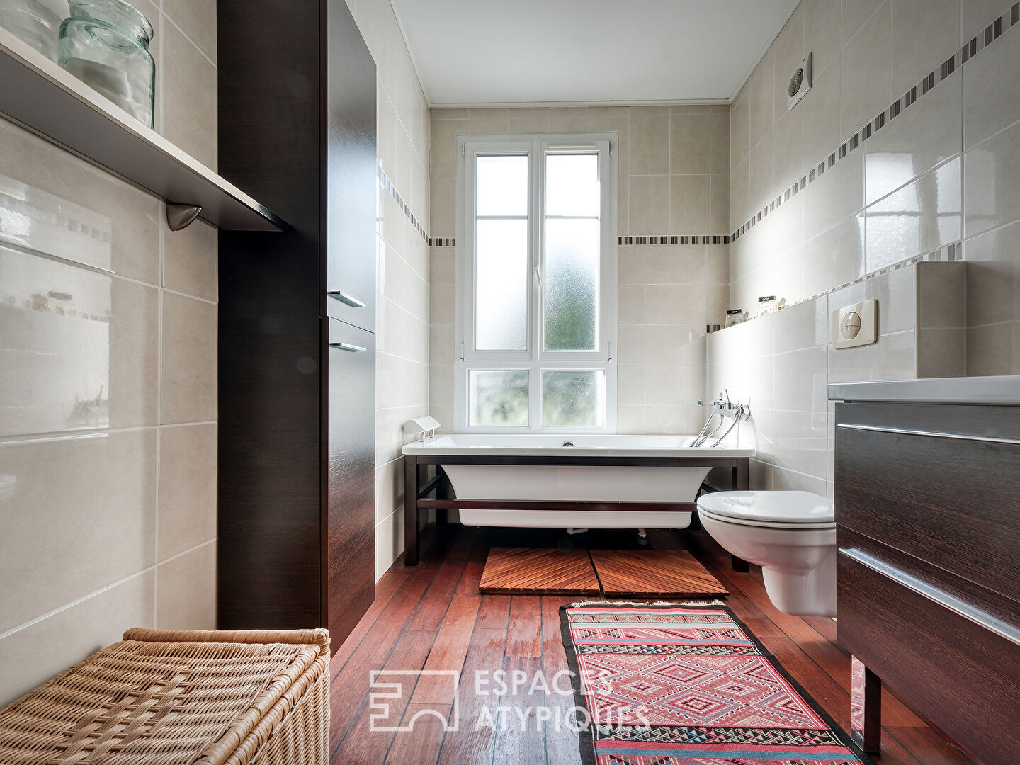 Maison familiale bourgeoise avec grande pièce de vie, jardin et proximité gare.