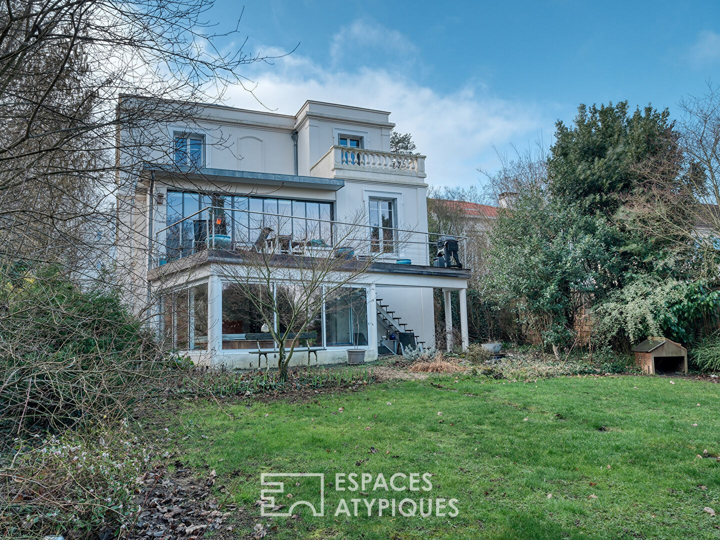 Maison familiale bourgeoise avec grande pièce de vie, jardin et proximité gare.