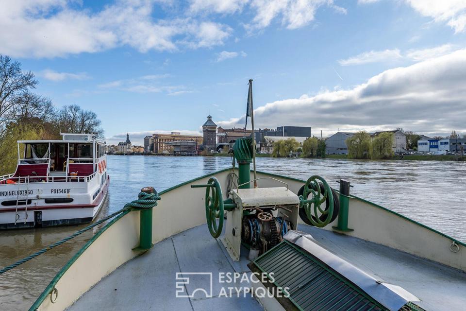 La péniche Freycinet de 150 m2 sur les bords de Seine