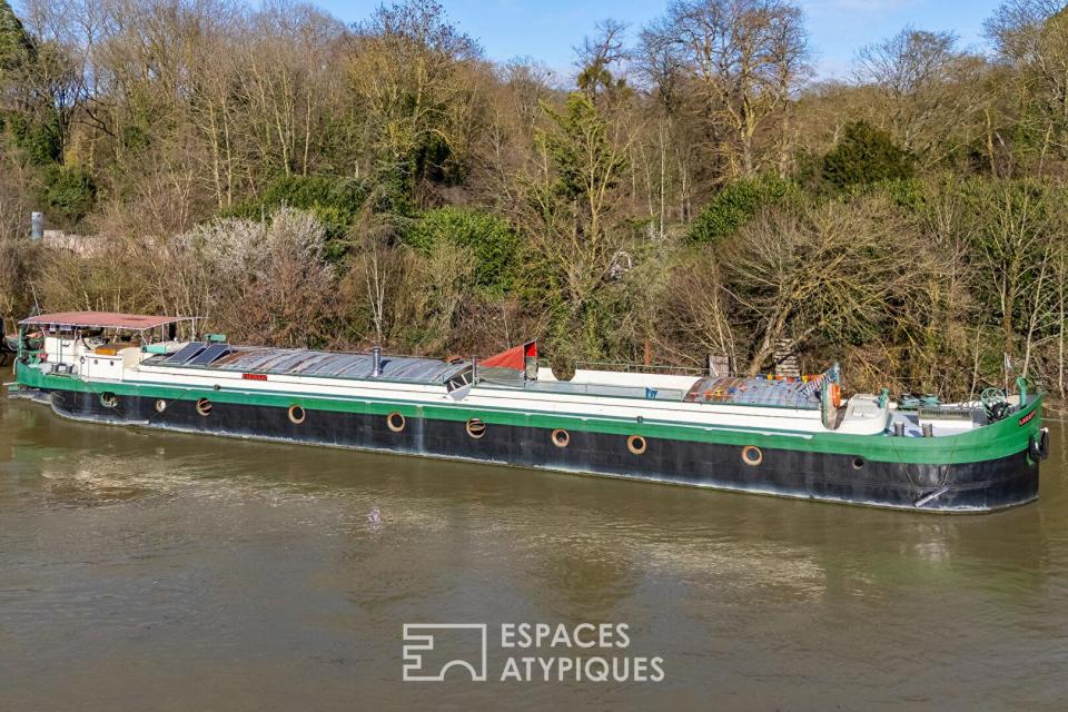 La péniche Freycinet de 150 m2 sur les bords de Seine
