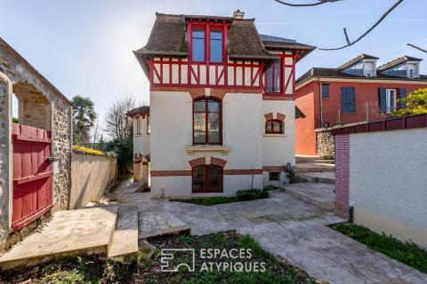 La maison à colombages avec dépendance