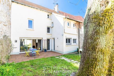 Maison de ville avec jardin et dépendance à aménager