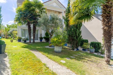 La villa contemporaine avec jardin paysager et dépendances