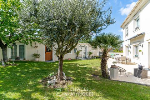 La villa contemporaine avec jardin paysager et dépendances