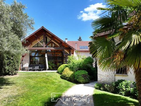 Maison d&rsquo;architecte avec une piscine intérieure au centre de Verrières le buisson