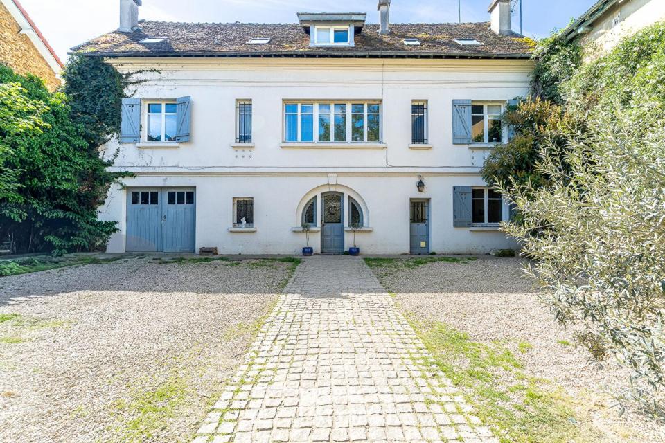 La maison historique en plein centre ville avec jardin