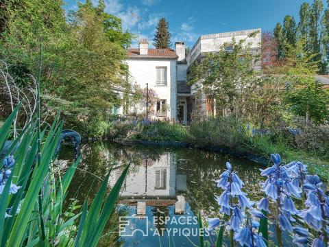 Maison familiale avec jardin paysager et piscine intérieure