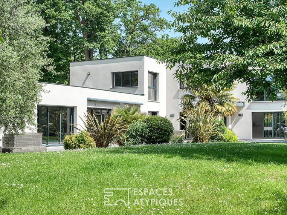 La Maison d'architecte avec piscine intérieure et jardin paysager sans vis-à-vis.