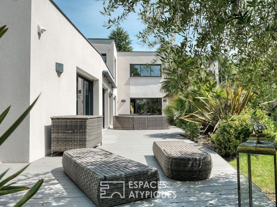 La Maison d'architecte avec piscine intérieure et jardin paysager sans vis-à-vis.