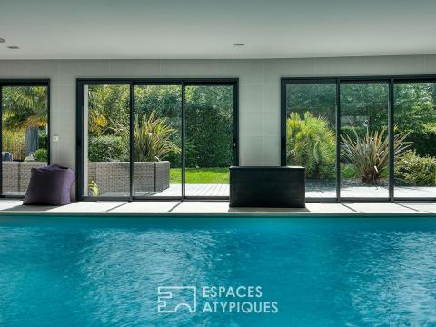 La Maison d&rsquo;architecte avec piscine intérieure et jardin paysager sans vis-à-vis.