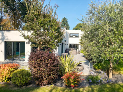La Maison d’architecte avec piscine intérieure et jardin paysager sans vis-à-vis.