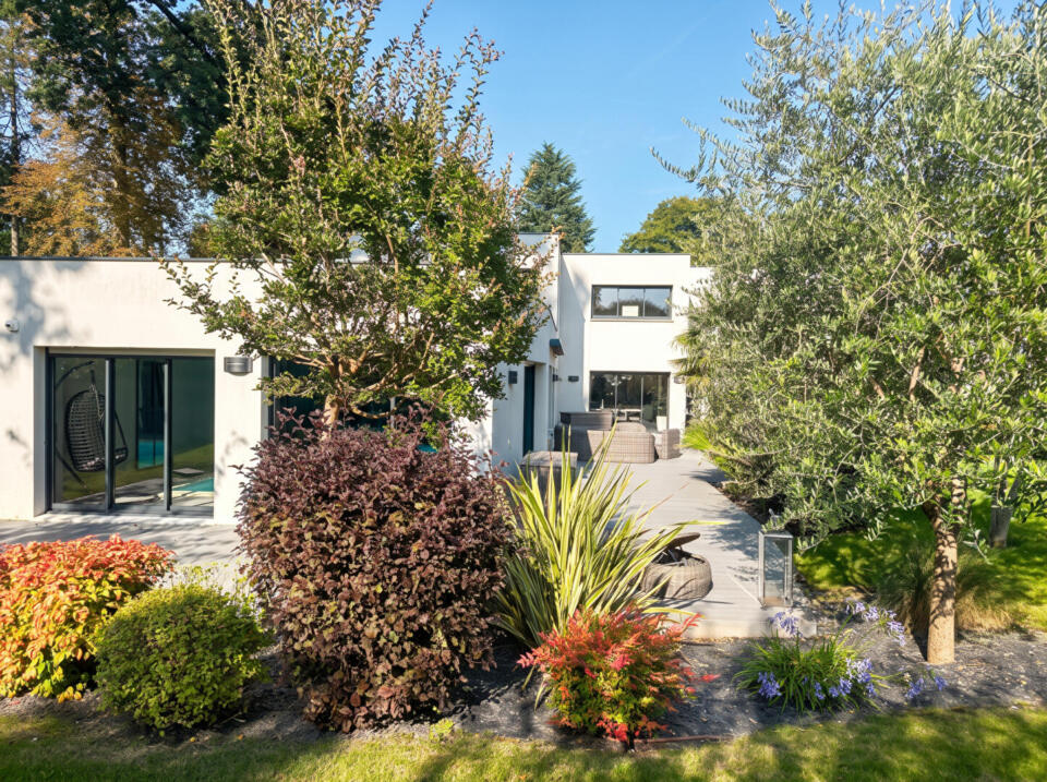 La Maison d'architecte avec piscine intérieure et jardin paysager sans vis-à-vis.
