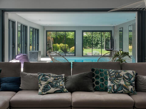 La Maison d&rsquo;architecte avec piscine intérieure et jardin paysager sans vis-à-vis.