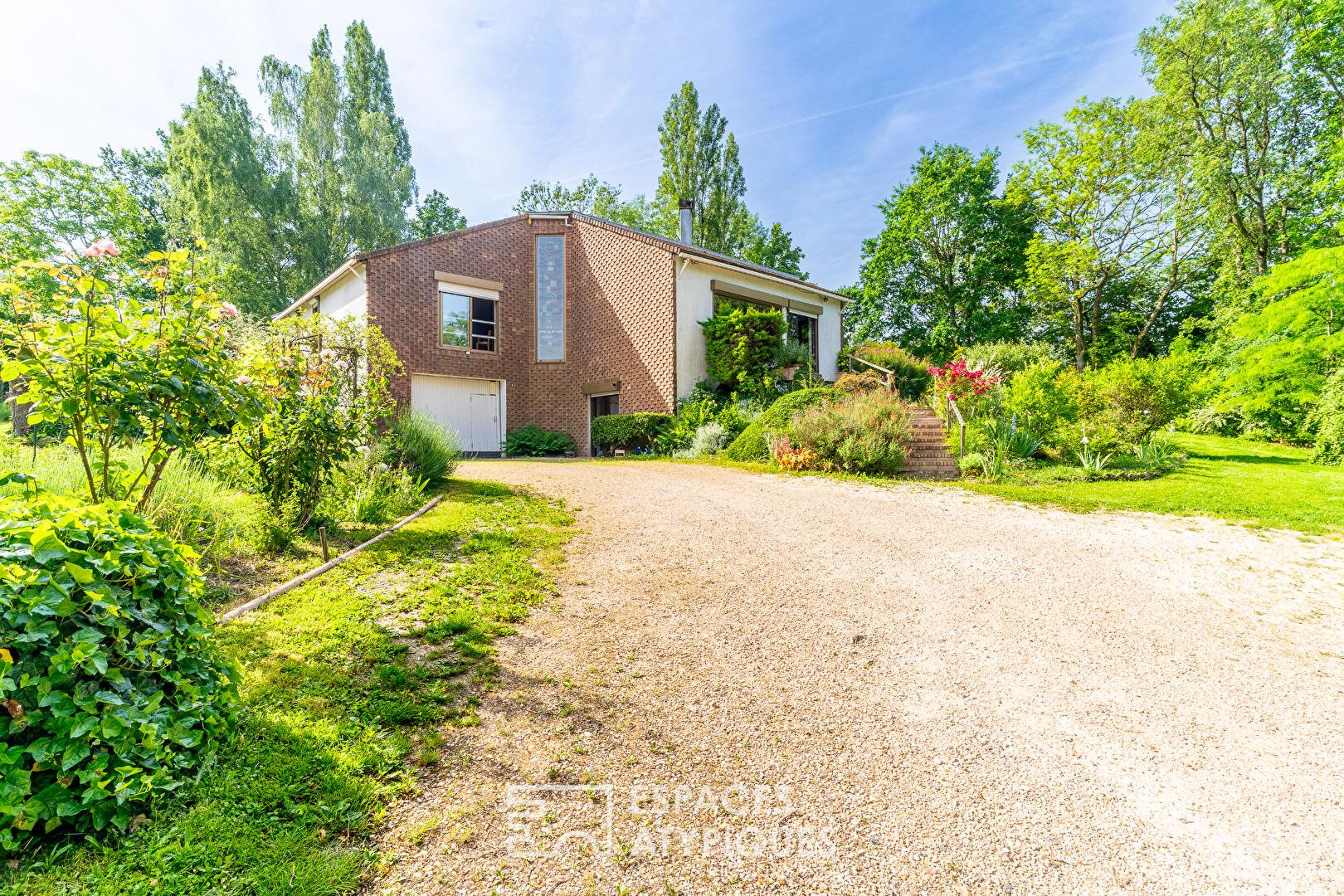 Maison d'architecte de 260 m² avec vue dominante sur la vallée de l'Orge et appartement indépendant