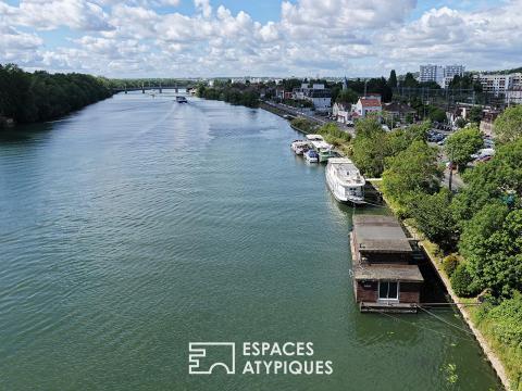 Le bateau-logement au bord de la Seine et proche du RER