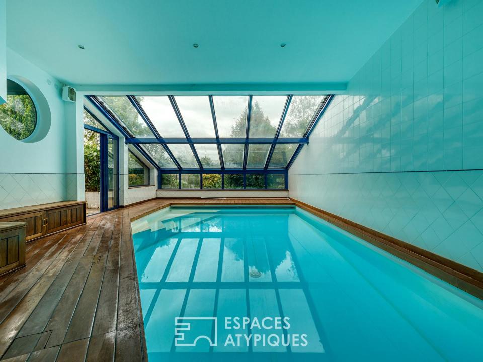La maison d'architecte avec piscine intérieure au bord du lac