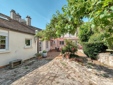 Maison de caractère avec cour paysagée au coeur d&rsquo;un village historique