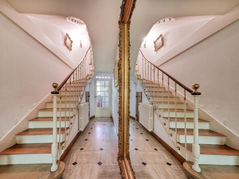 Maison de caractère avec cour paysagée au coeur d&rsquo;un village historique