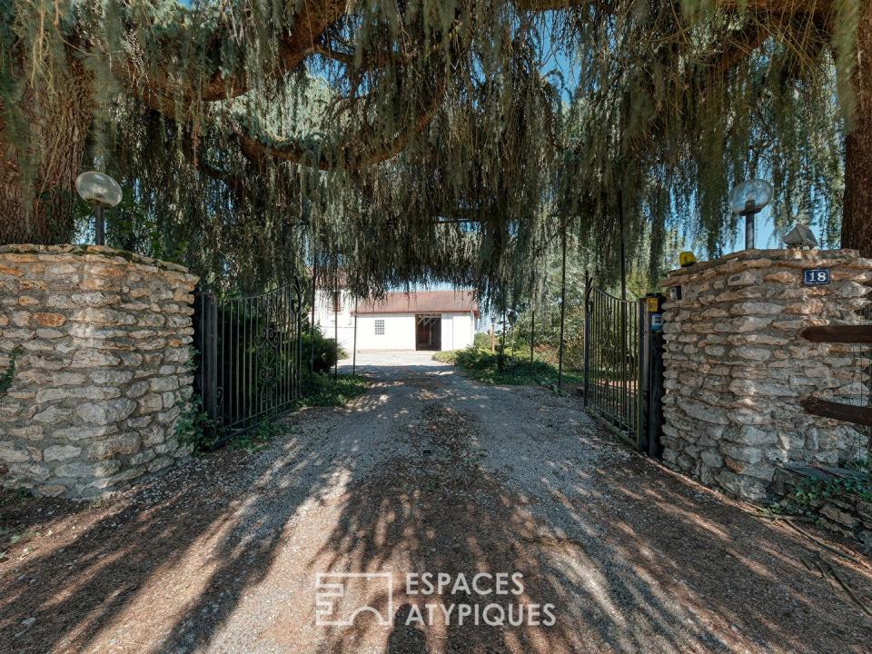 Propriété familiale avec parc paysager, étang, piscine et garage XXL