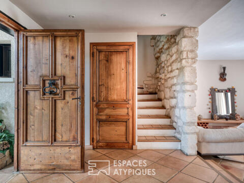 La maison d&rsquo;architecte en hauteur et son jardin verdoyant