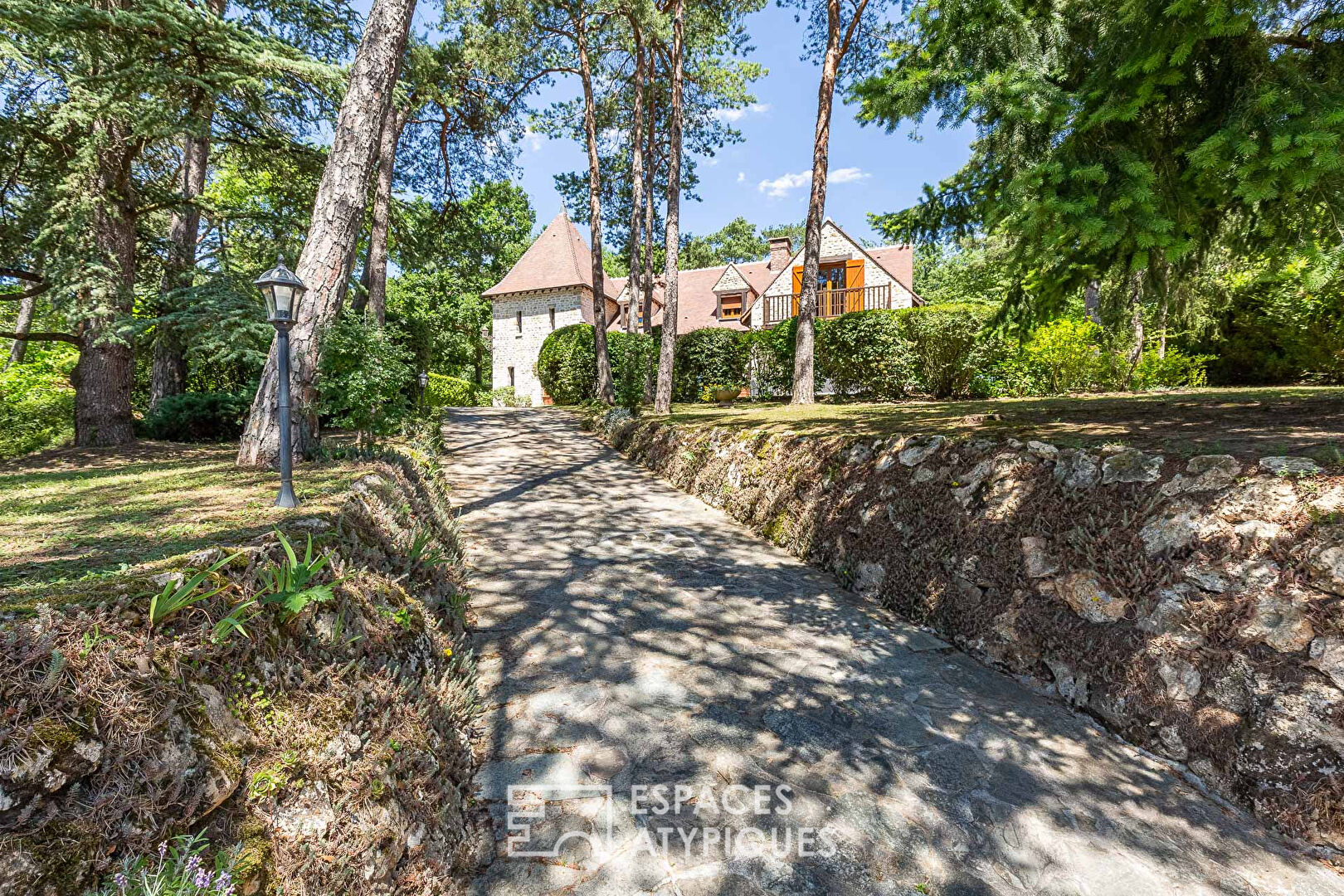 La maison au bout de l’allée