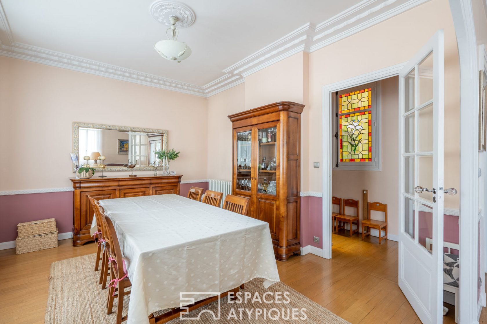 Art deco family home in the heart of town