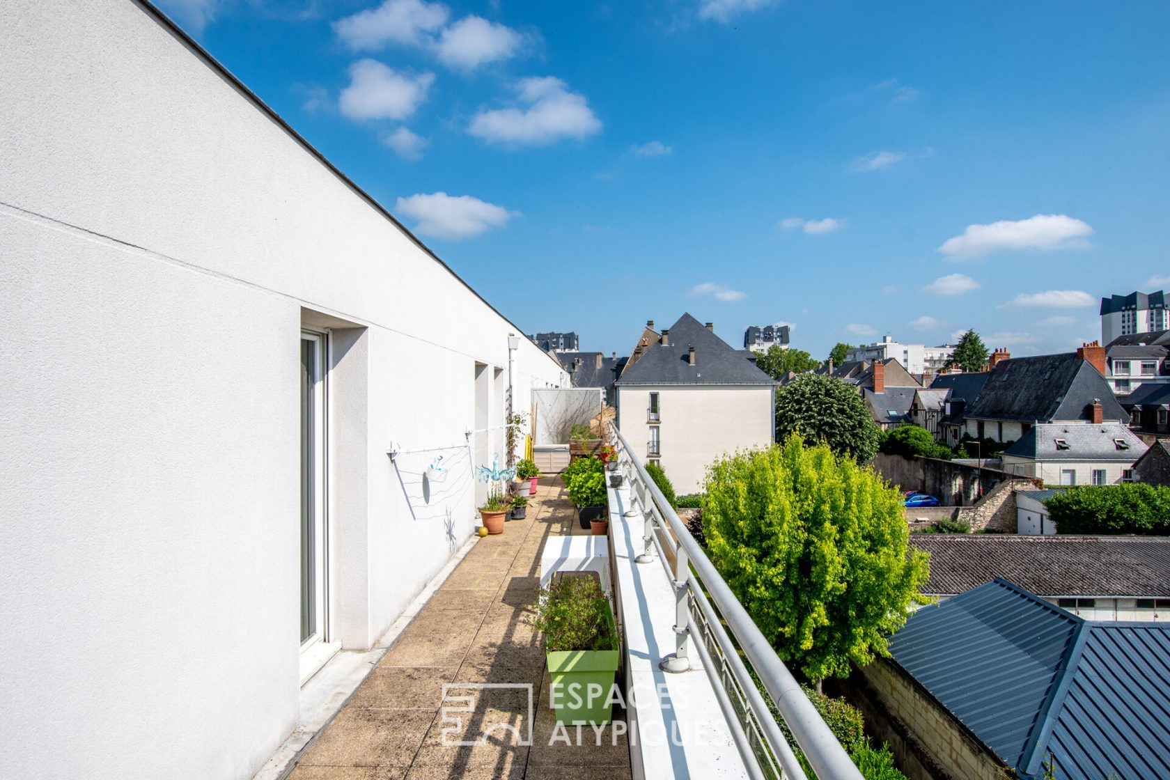 Le Lumineux – Top floor apartment with generous volumes