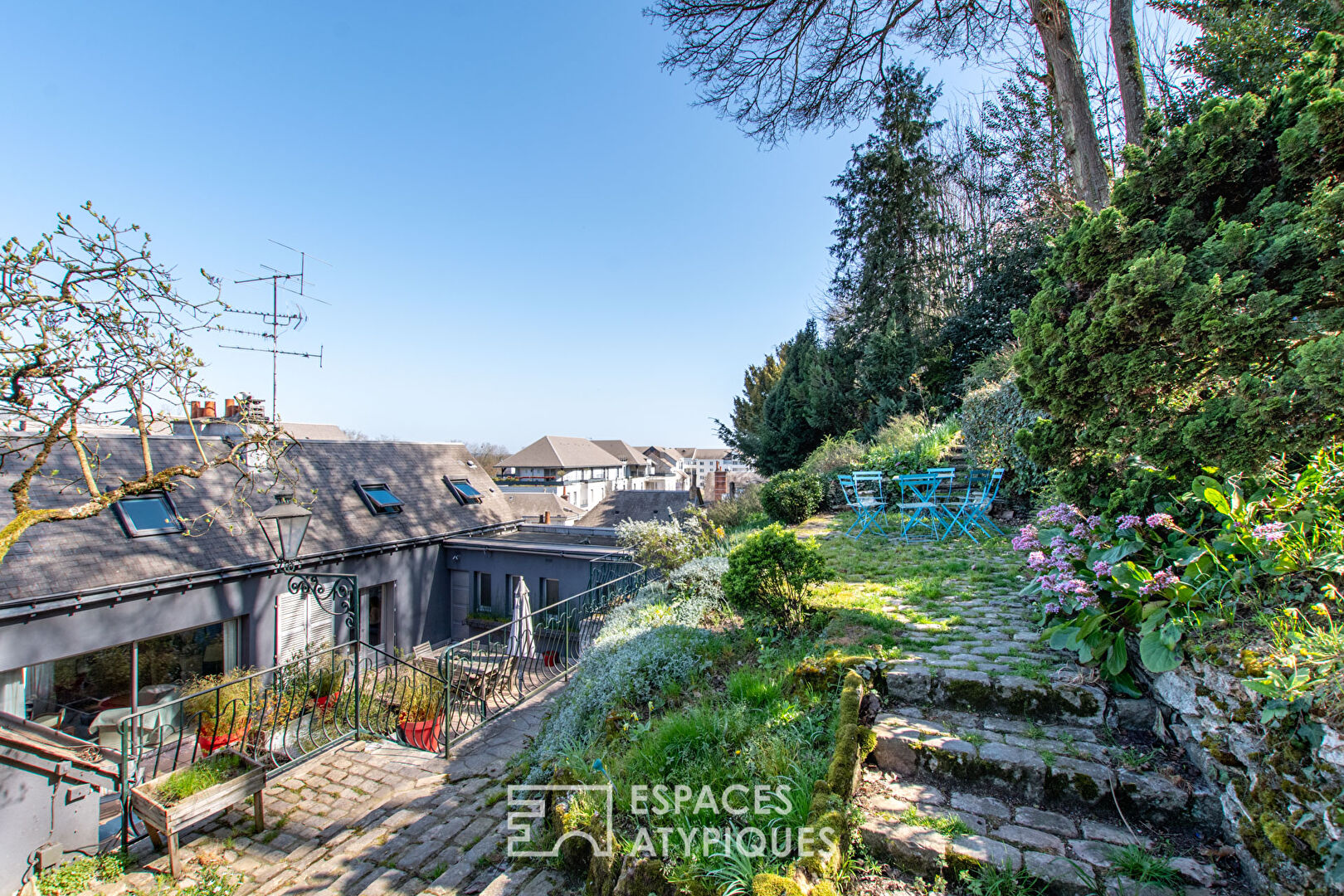 Duplex avec terrasse et jardin