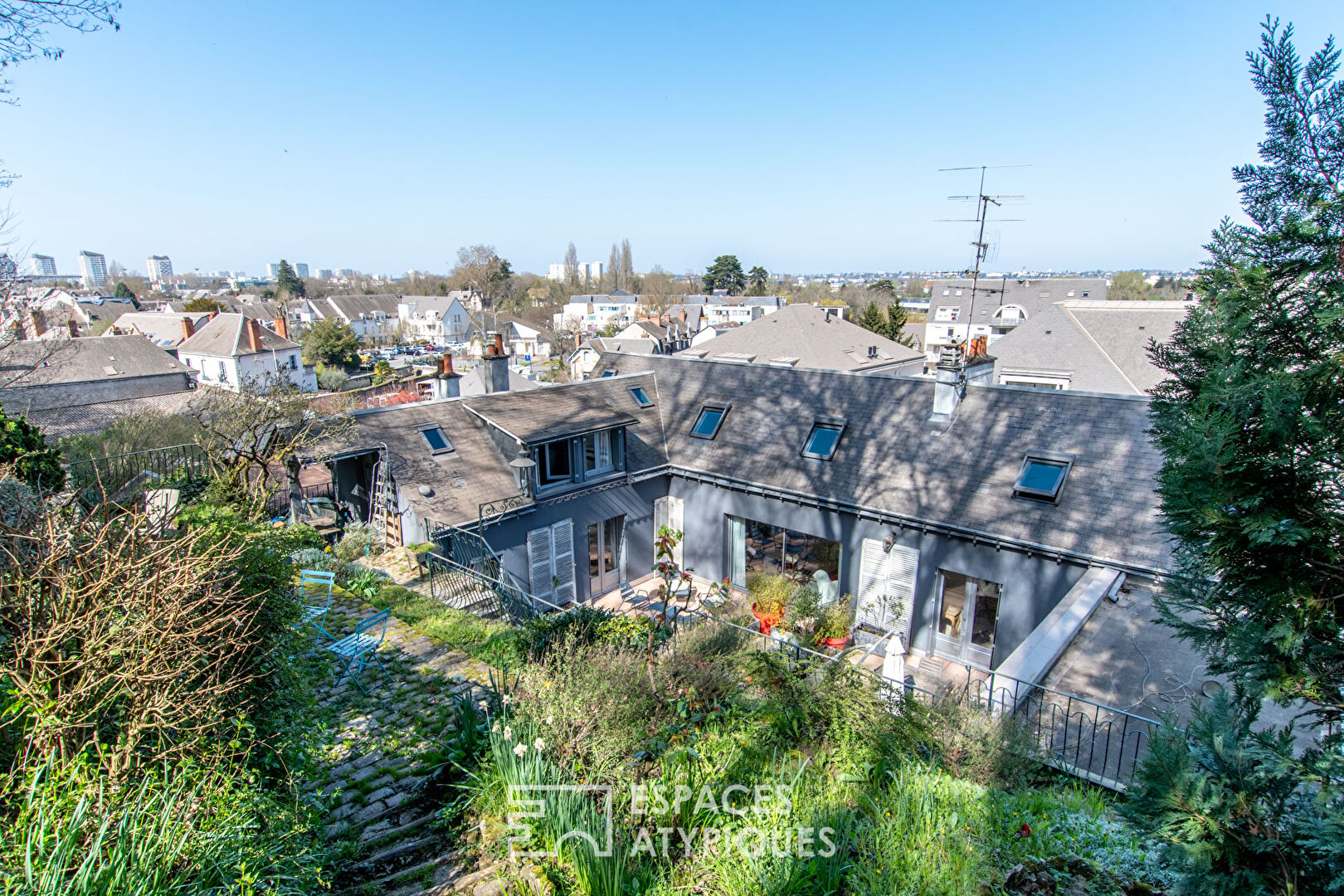 Duplex avec terrasse et jardin