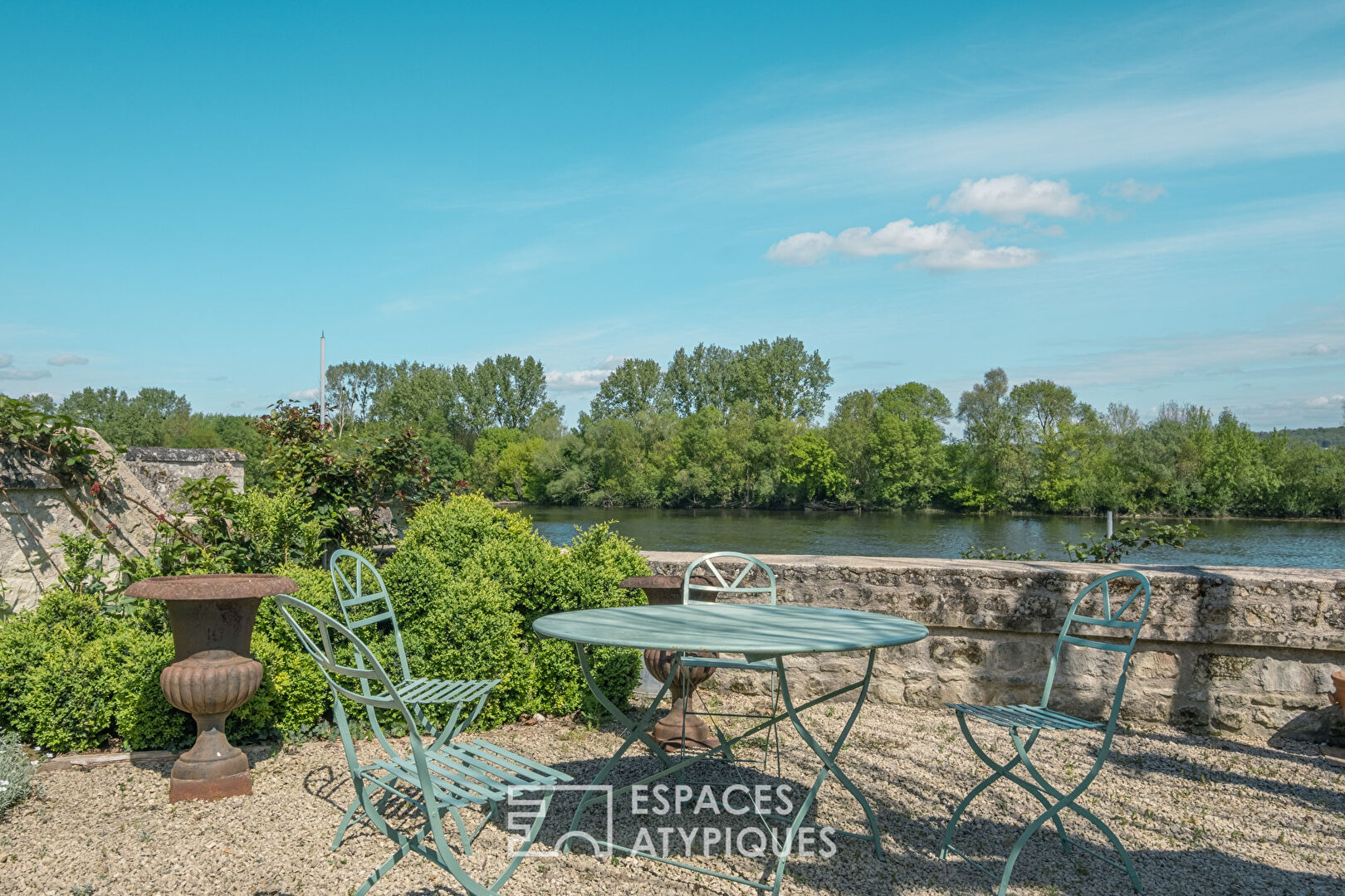 Propriété de charme et sa dépendance en bordure de riviere