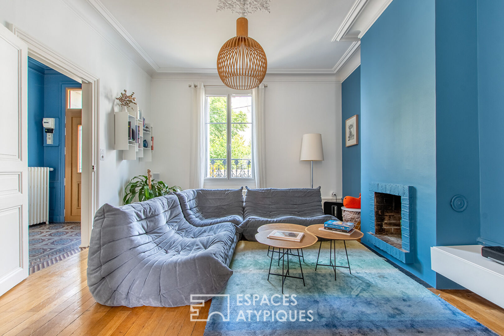 Maison rénovée en cœur de ville avec jardin.