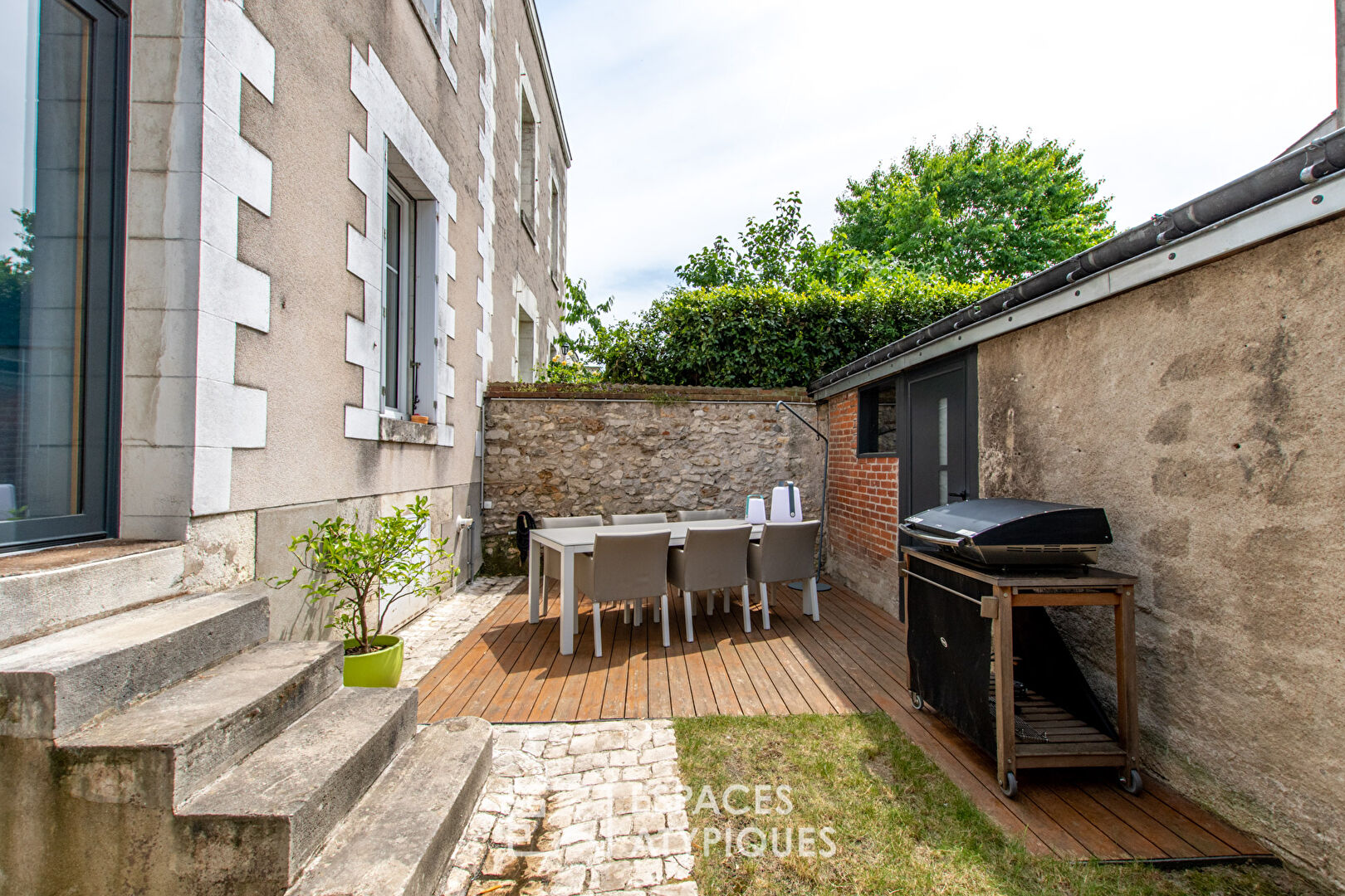 Maison rénovée en cœur de ville avec jardin.