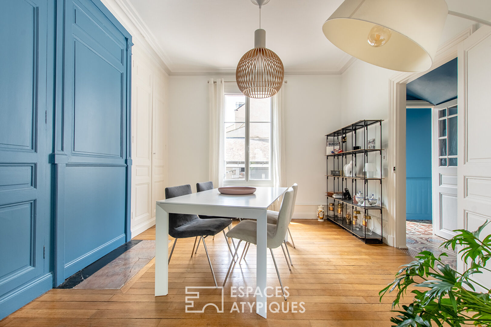 Maison rénovée en cœur de ville avec jardin.
