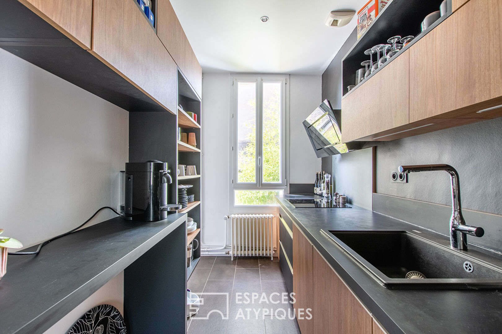 Maison rénovée en cœur de ville avec jardin.