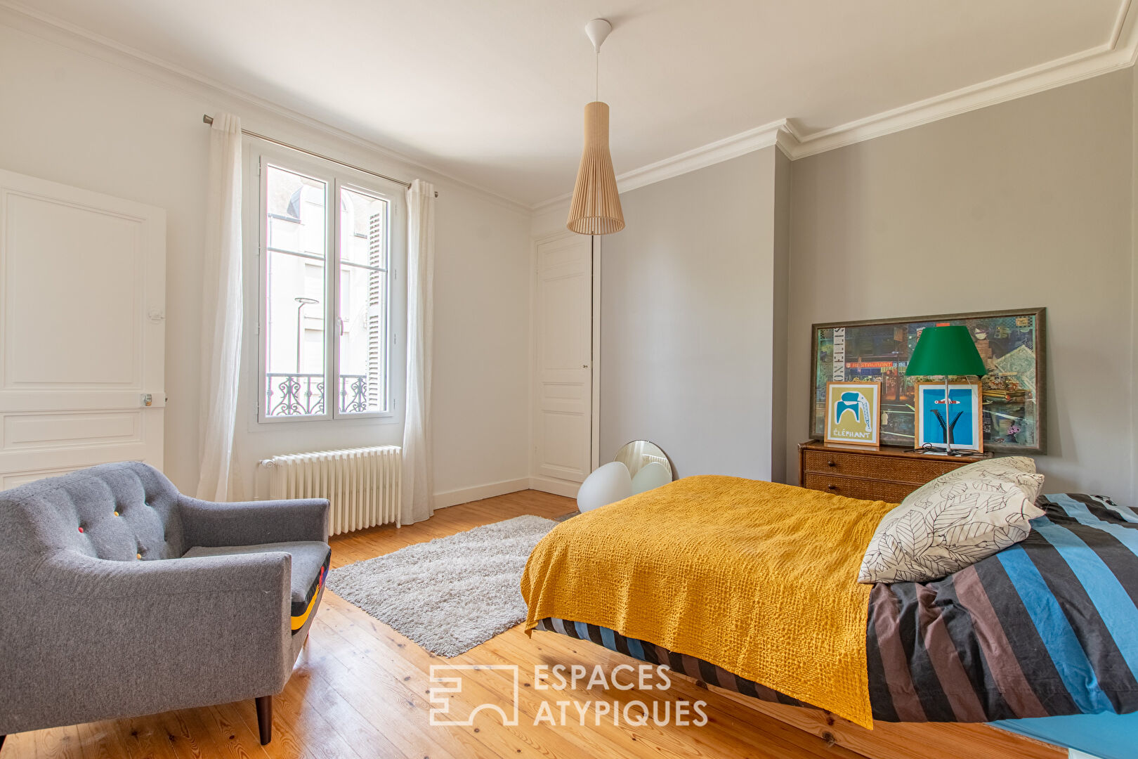 Maison rénovée en cœur de ville avec jardin.