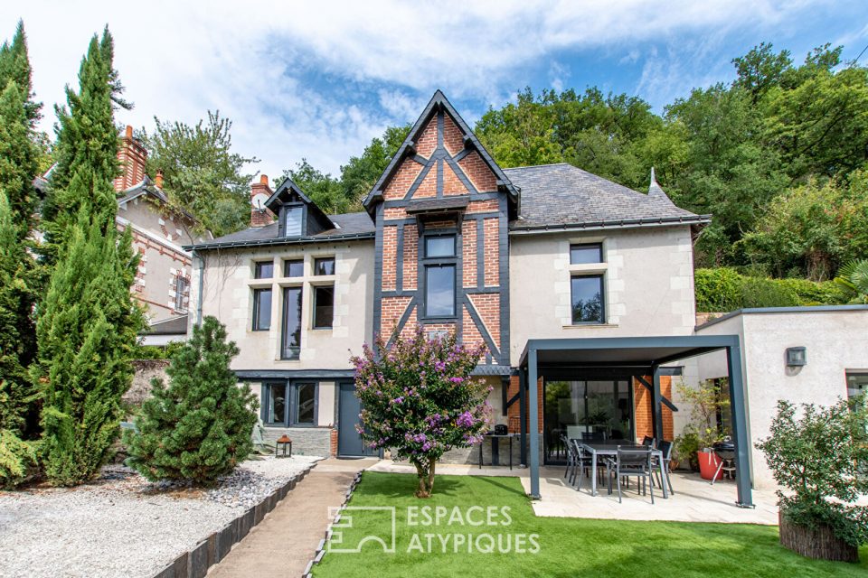 37210 ROCHECORBON - La batisse XIXème et son extension contemporaine avec vue Loire - Réf. EAT2033