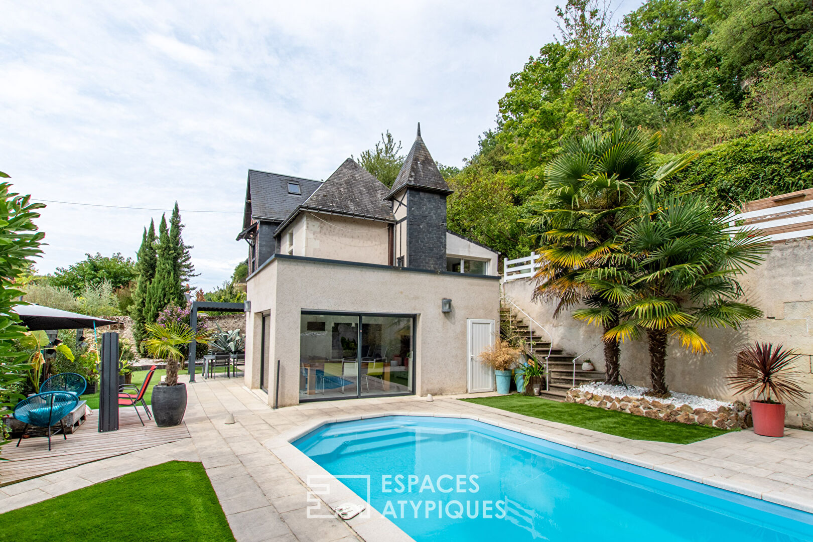 Bâtisse du XIXème et son extension contemporaine avec vue Loire