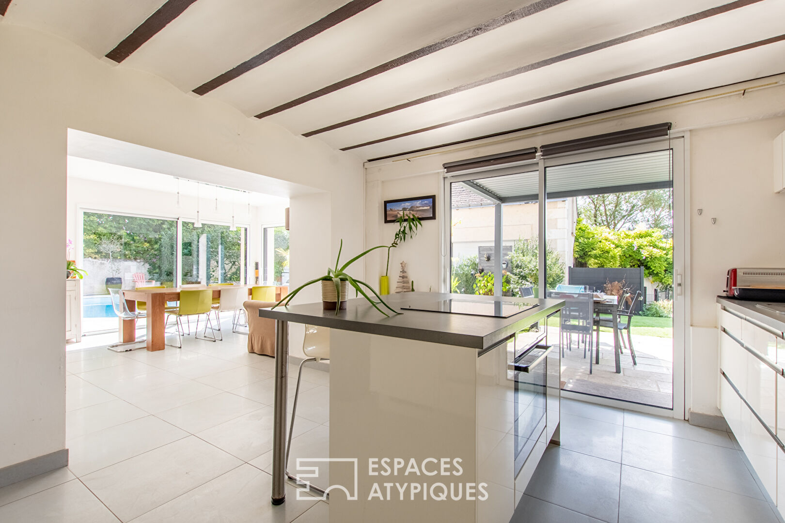 Bâtisse du XIXème et son extension contemporaine avec vue Loire